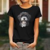 Dámské tričko s detailním realistickým potiskem hlavy černo-bílého Portugalského vodního psa s kudrnatou srstí.