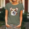 Khaki dámské tričko s detailním realistickým potiskem hlavy usmívajícího se psa plemene Welsh Corgi Cardigan s velkýma ušima.