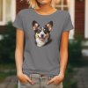 Dámské tričko s realistickým trikolorním potiskem hlavy Welsh Corgi Cardigan s velkýma ušima a přátelským výrazem.