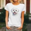 Dámské tričko s detailním realistickým potiskem hlavy bílého Maltézského psíka s tmavýma očima a růžovým jazykem.