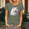 Dámské tričko s detailním realistickým potiskem hlavy sněhobílého usmívajícího se psa plemene Samojed s hustou srstí.