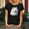 Černé dámské tričko s detailním realistickým potiskem hlavy sněhobílého usmívajícího se psa plemene Samojed s hustou srstí.