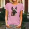 Dámské tričko s detailním realistickým potiskem hlavy belgického ovčáka malinois s černou maskou a bystrým výrazem.