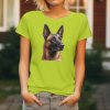 Dámské tričko s detailním realistickým potiskem hlavy belgického ovčáka malinois s černou maskou a bystrým výrazem.