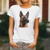 Bílé dámské tričko s detailním realistickým potiskem hlavy belgického ovčáka malinois s černou maskou a bystrým výrazem.