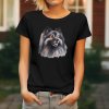 Dámské tričko s detailním realistickým potiskem hlavy Vlčího špice s charakteristickou šedou srstí a bystrým výrazem.