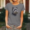 Dámské tričko s realistickým uměleckým potiskem hlavy Cairn teriéra s typickou šedou střapatou srstí a bystrýma očima.