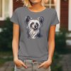 Dámské tričko s detailním realistickým potiskem hlavy čínského chocholatého psa s bohatou šedobílou hřívou.