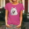 Dámské tričko s detailním realistickým potiskem hlavy bílého Amerického eskymáckého psa s hustou srstí a černýma očima.