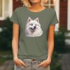 Dámské tričko s detailním realistickým potiskem hlavy bílého Amerického eskymáckého psa s hustou srstí a černýma očima.