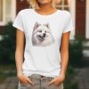 Dámské tričko s detailním realistickým potiskem hlavy bílého Amerického eskymáckého psa s hustou srstí a černýma očima.