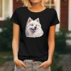 Dámské tričko s detailním realistickým potiskem hlavy bílého Amerického eskymáckého psa s hustou srstí a černýma očima.