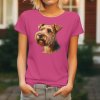 Purpurové dámské tričko s detailním realistickým potiskem hlavy Irského teriéra s rezavou srstí a inteligentním výrazem.