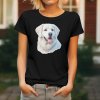 Dámské tričko s detailním realistickým potiskem hlavy bílého psa Kuvasz s hustou srstí a moudrým pohledem.