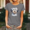 Dámské tričko s detailním realistickým potiskem hlavy psa plemene Lvíček s dlouhou stříbřitou srstí a veselým výrazem.