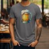 Detailní potisk oroseného skleněného půllitru s bohatou pěnou na pánském bavlněném tričku.