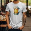 Detailní potisk oroseného skleněného půllitru s bohatou pěnou na pánském bavlněném tričku.