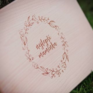 V neděli je svátek maminek. Nezapomeňte na tu svou ;-) https://www.gravotom.cz/kuchynske-prkynko-pro-maminku-30x40-cm/...