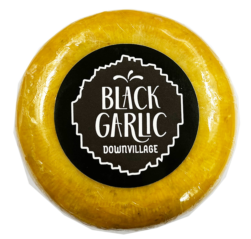 Ručně vyrobený sýr gouda z kravského mléka s černým česnekem 400g BLACK GARLIC DOWNVILLAGE