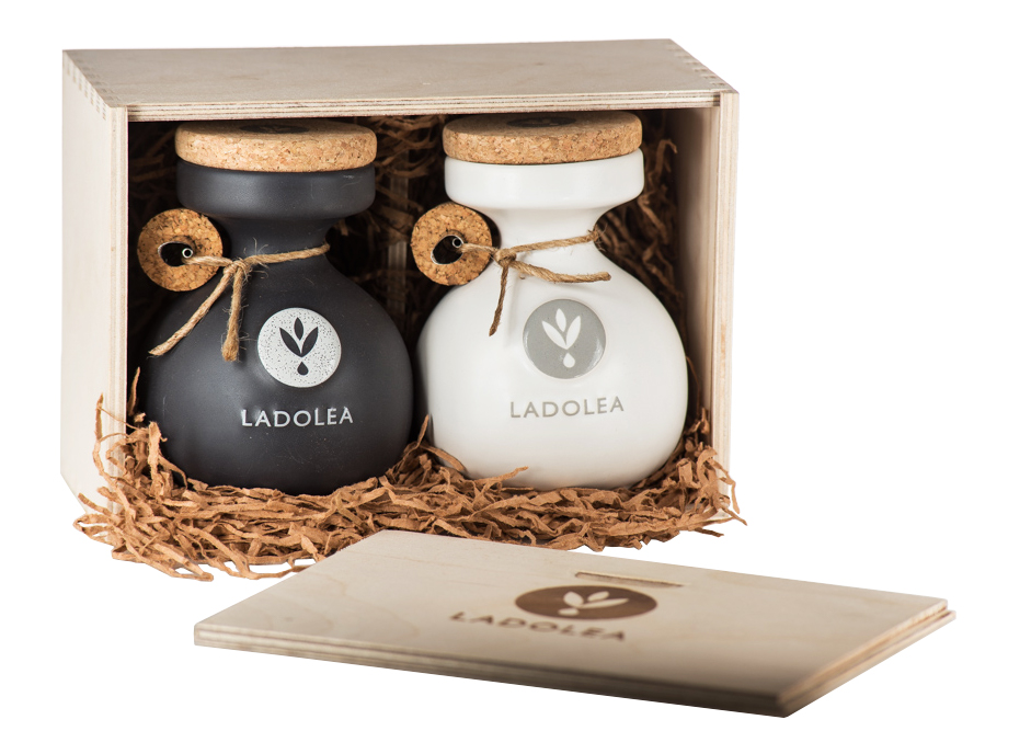 Dřevěný dárkový box s BIO extra panenským olivovým olejem Patrinia a extra panenským olivovým olejem Megaritiki 400ml Ladolea