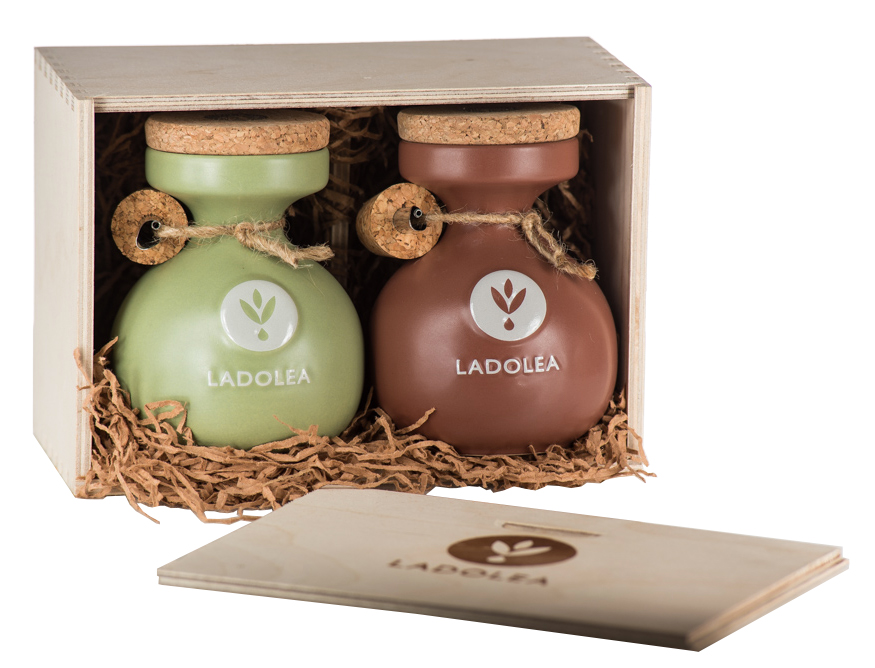 Dřevěný dárkový box s BIO extra panenským olivovým olejem Koroneiki a BIO hroznovým octem s bergamotem 400ml Ladolea