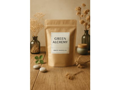 Green Alchemy – minimalistické balení kratomu White Maeng Da ve světlém přírodním stylu.