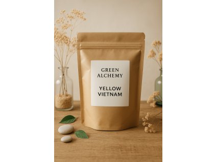 Green Alchemy – elegantní sáček s Yellow Vietnam kratomem v moderním přírodním aranžmá.