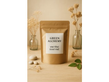 Green Alchemy – balení kratomu Vnitřní svatyně na světlém stole v moderním přírodním stylu.