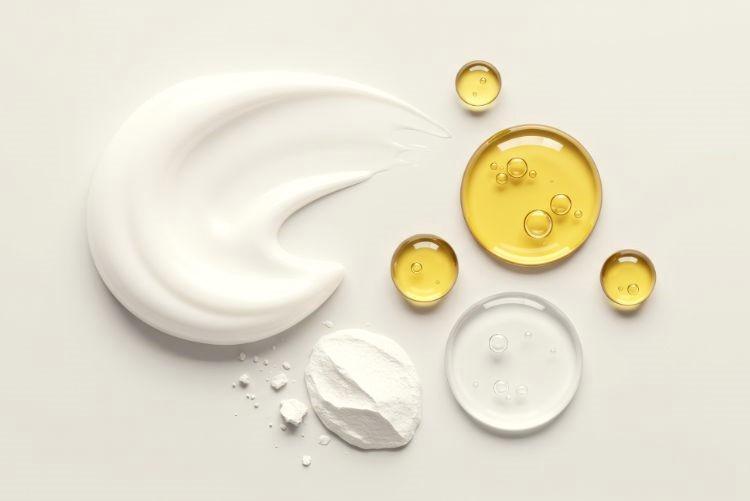 Zlato, mořské řasy, hadí jed i diamanty. Jaké kouzlo ukrývají luxusní složky v kosmetice?