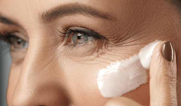 Nanášení krému na pleť v očním okolí