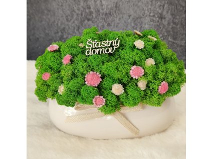 Oválný květináč s mechem a nápisem „Šťastný domov”