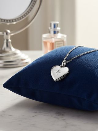 Strieborné srdce s diamantom osadeným v Bright Star. Tento náhrdelník kúpite ešte dnes s 20% zľavou na...