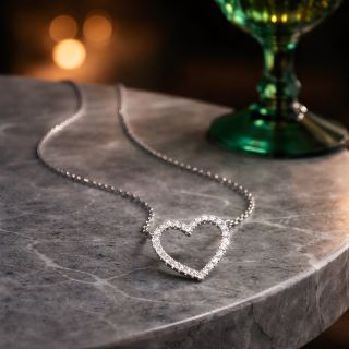 Sobotný večer si žiada trochu lesku! ✨ Toto diamantové srdiečko je náš tip na dnešnú noc😉. #sperky #gregandrich...