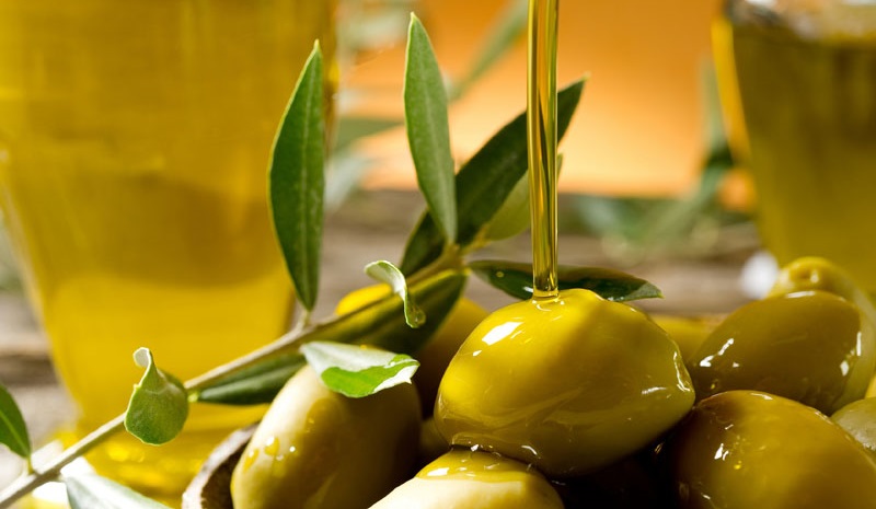 Proč byste měli používat olivový olej od hlavy až k patě?