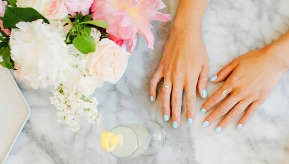 Pěstěné ruce a nehty jsou ozdobou žen i mužů