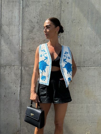 KVĚTINOVÁ VYŠÍVANÁ VESTA cream/blue