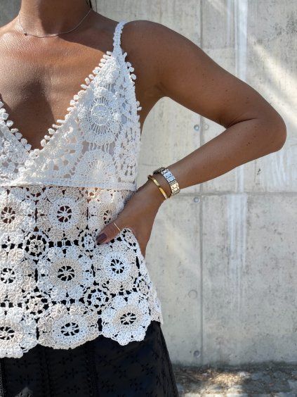 HÁČKOVANÝ TOP NA TENKÁ RAMÍNKA cream/white