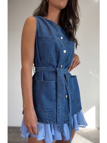 PRODLOUŽENÁ DENIM VESTA S PÁSKEM