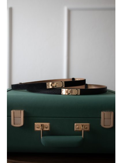 KOŽENÝ POSUVNÝ SLIM PÁSEK SE ZLATOU SPONOU black