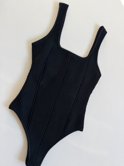 ŽEBROVANÉ BODY S HRANATÝM VÝSTŘIHEM black