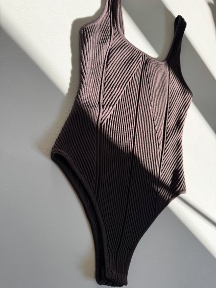 ŽEBROVANÉ BODY S HRANATÝM VÝSTŘIHEM brown