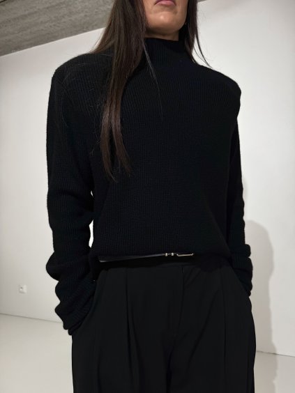 ŽEBROVANÝ ROLÁK S VYCPÁVKAMI black