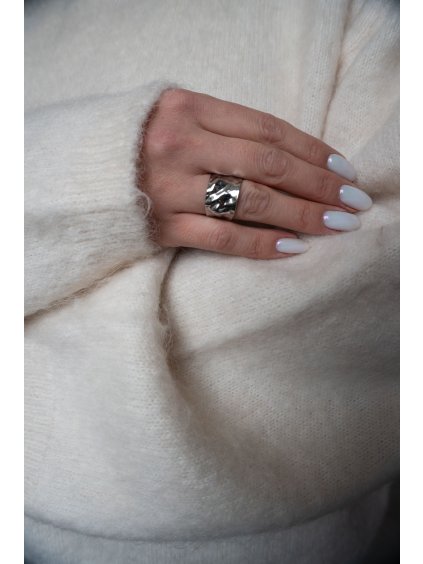 OTEVŘENÝ TEPANÝ PRSTEN silver