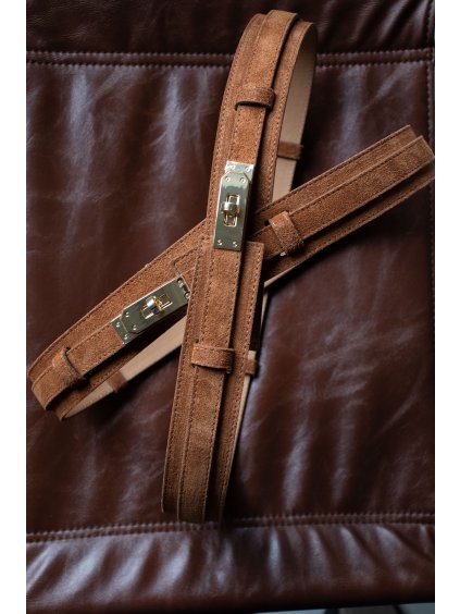 ŠIROKÝ ŠEMIŠOVÝ KOŽENÝ POSUVNÝ PÁSEK SE ZLATOU SPONOU camel