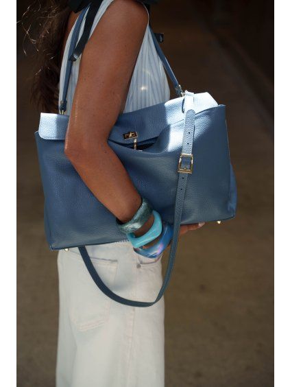 KOŽENÁ KABELKA S KLOPOU denim blue