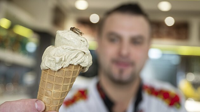 Zmrzlina s příchutí cvrčka je k dostání od německého výrobce. Dokonce ji zdobí hmyzím posypem.
