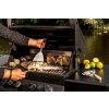 FORGED BBQ Plancha Špachtle při obracení masa na grilu