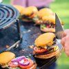 Příprava burgerů na OFYR grilu