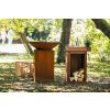 OFYR Classic Corten 85 na zahradě – designové ohniště s úložným boxem na dřevo.