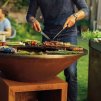 Vaření na OFYR Classic Storage Corten 100 – příprava masa, zeleniny a show cooking na velké grilovací ploše – Grill-Garden.cz